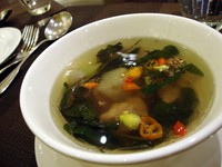 Tinolang manok, sup berisi daging ayam, potongan pepaya muda atau labu siam, kangkung, serta irisan cabai rawit. Kuahnya mengandung kecap ikan, bawang Bombay, dan jahe. Sup ini menimbulkan rasa hangat dan sedikit pedas di tenggorokan.