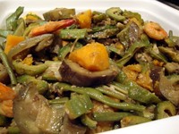 Pinakbet ini terdiri dari terung, pare, buncis, dan udang yang dimasak dengan kecap ikan atau udang. Daging babi sering dicampurkan ke dalamnya bersama bagoong (terasi a la Filipina) dan sayuran lainnya. Mirip dengan ratatouille dari Prancis, hanya beda herba dan saus.