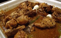 Chicken adabo sering disebut-sebut sebagai hidangan nasional Filipina. Daging ayam dimasak dengan cuka dan bumbu-bumbu lainnya hingga berwarna cokelat. Rasanya manis gurih