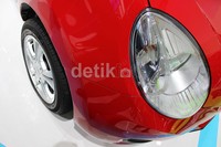 Pada desain terbaru, aura Chevrolet Spark sudah tidak lagi hadir. Sebagai gantinya, desain lampu kini lebih modern dengan lengkungan grille depan yang bagai sebuah bibir yang tengah tersenyum.
