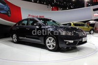 Neo Teana dipamerkan di Shanghai Auto Show. Nissan memberikan fokus pada empat aspek di mobil ini yakni pengendalian yang menawan, kenyamanan tinggi, performa tinggi tapi efisien serta tingkat keamanan yang tinggi.