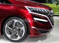 Bumper mobil tersebut membentang lebar dan dihiasi dengan lampu utama projector serta LED.