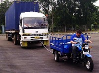 Motor Triseda XP Long 150 cc berhasil menarik truk kontainer seberat 20 ton dengan jarak tempuh 100 meter.