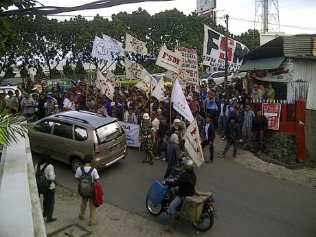 Massa Pendukung Keluarga Korban Berdatangan ke Pengadilan Militer