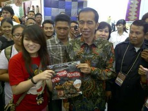 Tinjau Inacraft, Jokowi Diberi Kaos Nyeleneh dari Mahasiswi Cantik