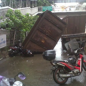 Agung Nyaris Terimpa Besi yang Diangkut Kontainer di Tanjung Priok