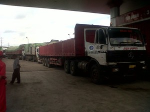 Demi Solar Subsidi Murah, Sopir Truk Rela Menginap di SPBU