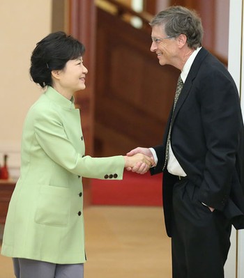     Bill Gates mengunjungi Korea Selatan menemui Park Geun hye yang ternyata mengagumi Gates. Sebagai teladan di zaman ini, ada orang-orang seperti chairman Gates, kata Park. (kredit foto: abcnews)