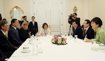    Kedatangan Gates ke Korea Selatan salah satunya untuk membicarakan mengenai proyek pengembangan reaktor nuklir melalui Terra Power. (kredit foto: presiden.go.kr)