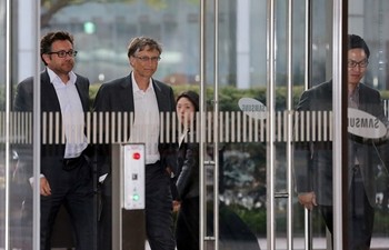     Setelah beramah tamah dengan Presiden Korsel, Gates kemudian berkunjung ke markas Samsung dan bertemu dengan beberapa eksekutif topnya. Seperti Jay Lee, Vice Chairman of Samsung Electronics dan JK Shin, President of IT & Mobile Division. (kredit foto: justamp)