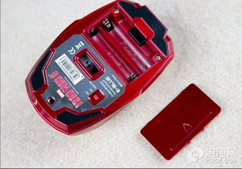    Mouse ini menggunakan 2 baterai AAA untuk mengoperasikan koneksi wireless yang diusungnya. Menjadi salah satu kekurangannya dimana tidak memakai arc reactor seperti yang digunakan Iron Man untuk men-charging dirinya. (kredit foto: PCPOP)