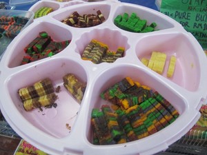 Buah Tangan dari Kuching, Coba Kek Lapis Warna-warni