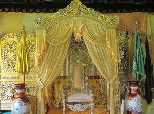 Ada Kilau Berlian di Keraton Ismahayana