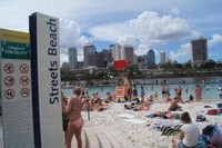 Brisbane memiliki pantai buatan di pinggir Sungai Bribane, yang bernama Streets Beach di kawasan South Bank. Mau berjemur sambil berbikini, bisa dilakukan di sini. Ada pasir putih juga lho dan gratis! (Gagah/detikTravel)