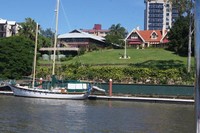 Sehabis menjajal kincir raksasa, menyusuri Sungai Brisbane bisa menjadi alternatif pilihan wisata di tengah kota. Waktu paling cocok untuk menyusuri sungai yang bermuara di Moreton Bay ini, adalah pagi atau sore hari (Gagah/detikTravel)