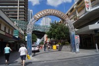Tempat lain yang menjadi tujuan wisata warga Brisbane dan turis adalah pusat perbelanjaan terbuka mirip Pasar Baru yang bernama Queen Street Mall. Segala macam ada, mulai dari makanan/minuman, elektronika, buah tangan, sampai dengan hiburan khusus orang dewasa (Gagah/detikTravel)