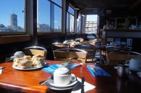 Jika lapar, lebih dari 30 kafe dan bar siap mebantu pengunjung untuk mengisi ulang perut mereka supaya bisa kembali aktif. Tapi jika mau murah meriah, wisatawan bisa membawa makanan dari rumah dan menggelar tikar untuk piknik di rerumputan taman (Gagah/detikTravel)