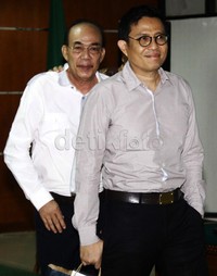 Arya Effendi (kanan) dan Juard Effendi (kiri) tiba di ruang sidang. Lamhot Aritonang/detikFoto.