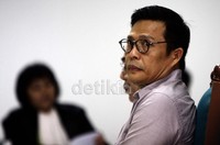 Arya Effendi mendengarkan pembacaan dakwaan oleh jaksa. Lamhot Aritonang/detikFoto.