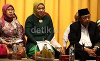 Ketua PBNU Slamet Effendi Yusuf (kanan) duduk bersama Ketua Umum PP Fatayat NU Ida Fauziah (dua kiri) disela-sela peringatan hari lahir ke-63 Fatayat NU.