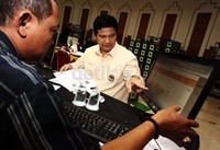 Petugas KPU memberikan penjelasan kepada Husni Kamil Malik di ruang verifikasi lantai II Gedung KPU, Jalan Imam Bonjol, Jakarta Pusat.
