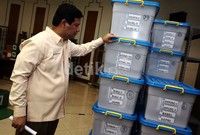 Husni Kamil Malik meninjau boks-boks yang berisi Daftar Calon Sementara (DCS).