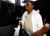 KPK menetapkan Toto sebagai tersangka atas dugaan memberikan hadiah uang kepada hakim Setyabudi terkait kepengurusan perkara korupsi bantuan sosial di Pemerintah Kota Bandung.