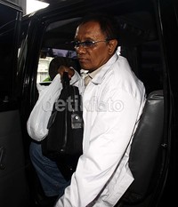 Toto keluar dari mobilnya saat tiba di gedung KPK, Jakarta. Lamhot Aritonang/detikFoto.