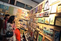 Pengunjung menikmati foto-foto yang dicetak di kayu.