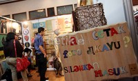 Stand cetak foto di papan kayu menjadi daya tarik tersendiri bagi para pengunjung.