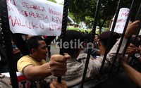 Mereka menuntut kepada KPU untuk memverifikasi ulang khususnya verifikasi faktual terhadap Cagub Maluku Utara Priode tahun 2013 - 2018 yaitu Muhajir Albar karena dinilai cacat hukum dan inkonstitusional.