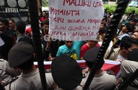 Puluhan Mahasiswa dari Aliansi Mahasiswa Peduli Maluku Utara melakukan aksi demonstrasi di Depan KPU, Jakarta.     