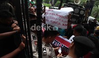 Aksi yang berlsung di depan kantor KPU iti berlasung damai.     