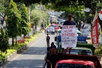 Awak truk dan bus memulai aksi sekitar pukul 08.30 WIB. Mereka mengambil satu dari dua lajur di pinggiran Kota Purwokerto, yakni di Jalan Raya Gerilya.