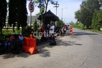Para penumpang menumpuk di pintu keluar Terminal Purwokerto.