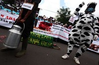 Para pendemo menggelar aksi teatrikal di depan kantor Menko Perekonomian.