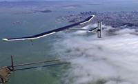 Pesawat Solar Impulse memiliki panjang 21, 85 meter dengan lebar sayap 63,4 meter atau setara dengan pesawat Airbus A340. Agar terbang, pesawat dari serat karbon ini menggunakan 12 ribu panel surya di kedua sayapnya sebagai sumber tenaga empat sepeda motor listrik. REUTERS/SolarImpulse/Handout.