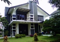 Hingga pukul 10.45 WIB, para petugas masih berada di dalam rumah.