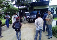 Sekitar 20-an jaksa berjaga di luar rumah saat 10 orang jaksa lainnya berbicara dengan Susno di dalam rumah.