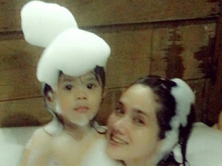 Asyiknya! Mulan Jameela Mandi Busa dengan Safeea