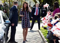 Kate Middleton tiba di sekolah dasar Willow. REUTERS/Paul Ellis/POOL.
