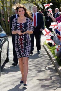 Kate tampil cantik dan anggun lewat balutan Sophia Visconti-bloom silk dress dari Erdem dan suede heels berwarna biru. REUTERS/Paul Ellis/POOL.