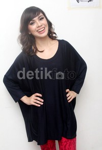 Ia bergaya santai dengan loose top hitam dan leging merah. Gus Mun/detikHOT.