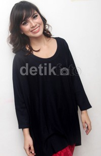 Senyuman manis Nycta Gina. Gus Mun/detikHOT.