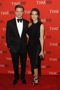 Justin tampil necis lewat setelan tuxedonya, sedangkan Jessica Biel terlihat anggun lewat balutan dress hitamnya. REUTERS/Lucas Jackson.
