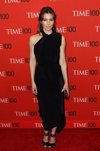 Istri Justin Timberlake itu tampil elegan dalam balutan dress hitam Tom Ford. REUTERS/Lucas Jackson.