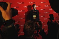 Justin Timberlake diburu para fotografer. REUTERS/Lucas Jackson.