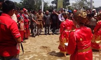 Peresmian Rusunawa bertarif Rp 150.000/bulan itu dimeriahkan dengan tarian tradisional.