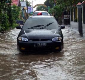 Lalin di Sidoarjo Macet 3 Km Imbas Banjir 30 Cm