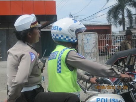 5 Aksi Polisi Melanggar Aturan Lalu Lintas